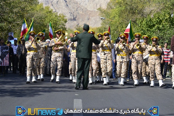 استقبال دانشگاهیان دانشگاه صنعتی اصفهان از روز ملی مبارزه با استکبار جهانی
