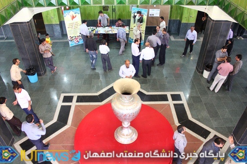 آئین گرامیداشت روزکارمند و تجلیل ازکارکنان نمونه دانشگاه صنعتی اصفهان